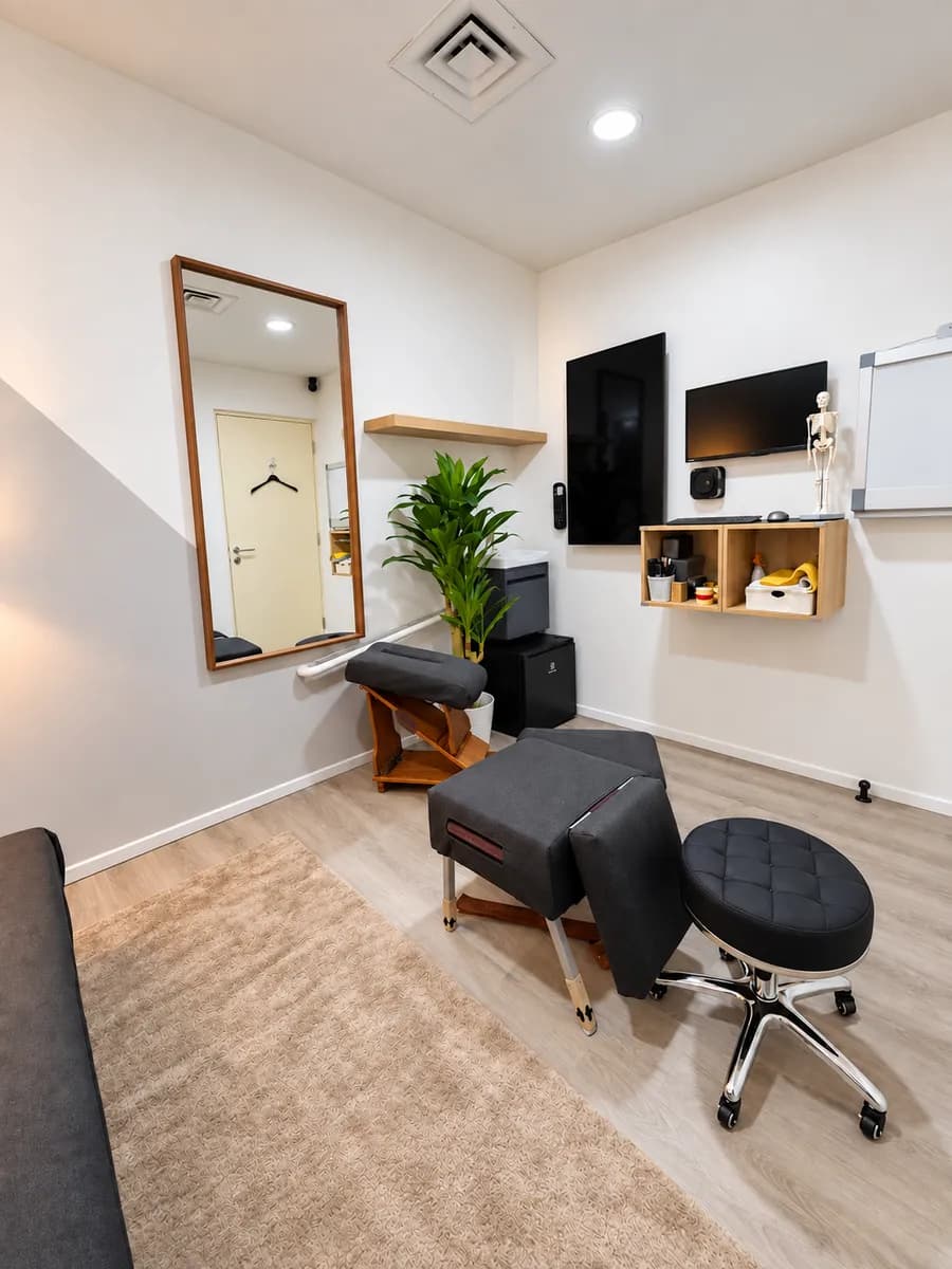 Bewell Chiropractic Novena 的第二间治疗室